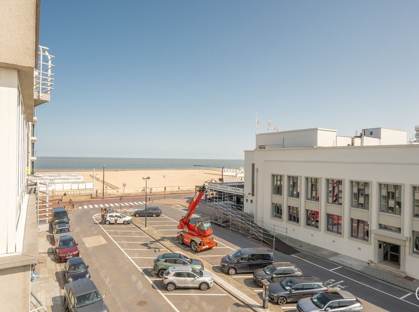 Appartement spacieux avec vue latérale sur la mer et vue sur le Casino&lt;br /&gt;
Disposition :&lt;br /&gt;
Hall d&#039;entrée spacieux avec toilettes invités séparée