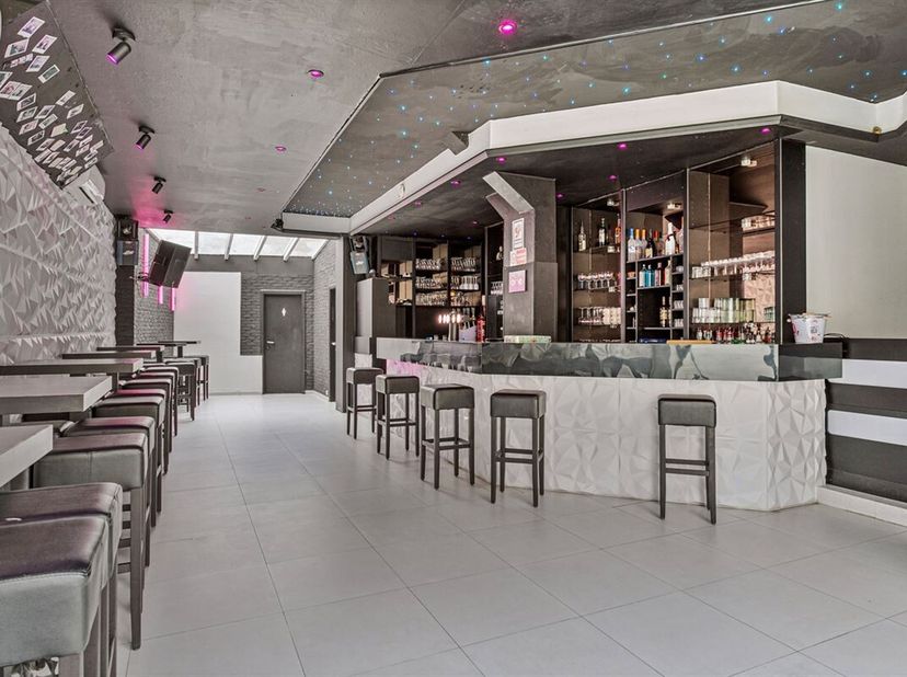 Ancien club/café rénové avec salle de fête et résidence au coeur animé d&#039;Avelgem. Les propriétaires actuels ont transformé cet ancien café en un clubb