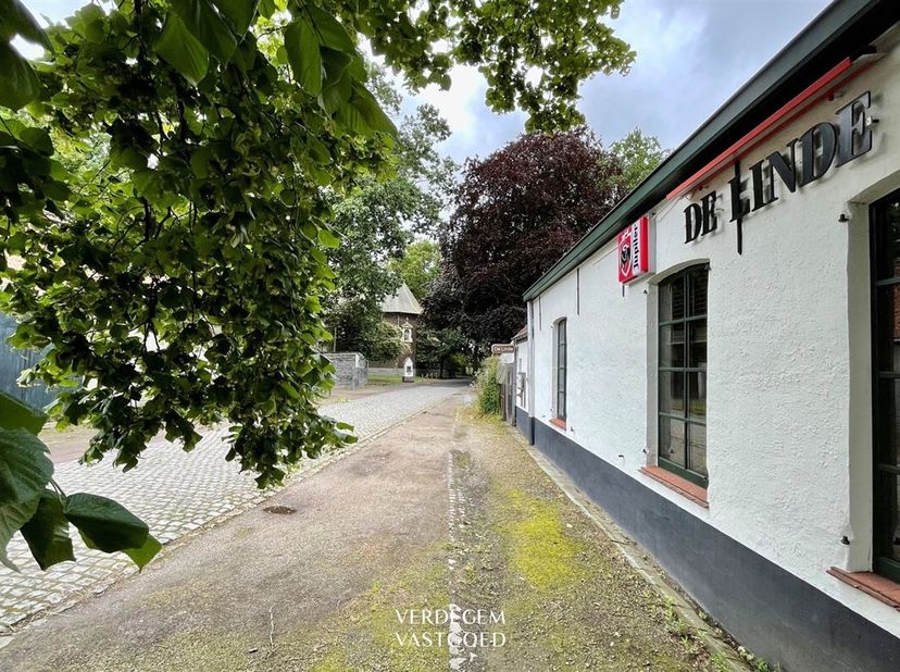 Historie en charme&lt;br /&gt;
Deze locatie ademt geschiedenis: van de bedevaarders die hier al decennialang passeren tot menig wandelaar en fietser van van