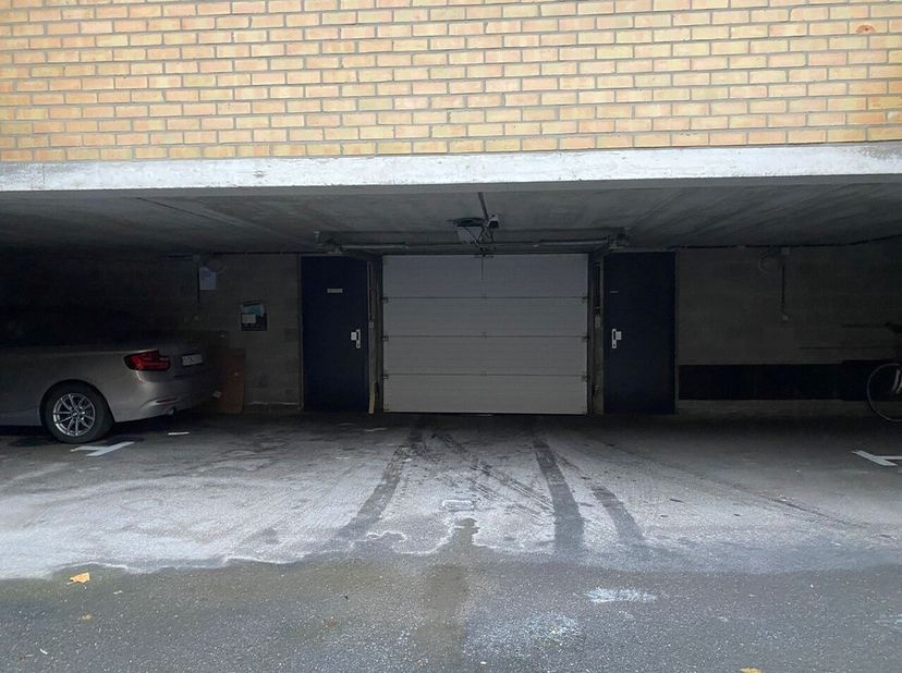Gelijkvloerse staanplaats te Koningslaan op wandelafstand  centraal gelegen nabij de Lippenslaan en Albertstrand.&lt;br /&gt;
Afmetingen: 5,9m x 2,7m (Hoogt