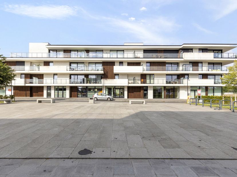 Dit prachtige, energiezuinige appartement van 67 m² biedt een comfortabele en moderne woonervaring. Met twee slaapkamers, een complete badkamer, onder