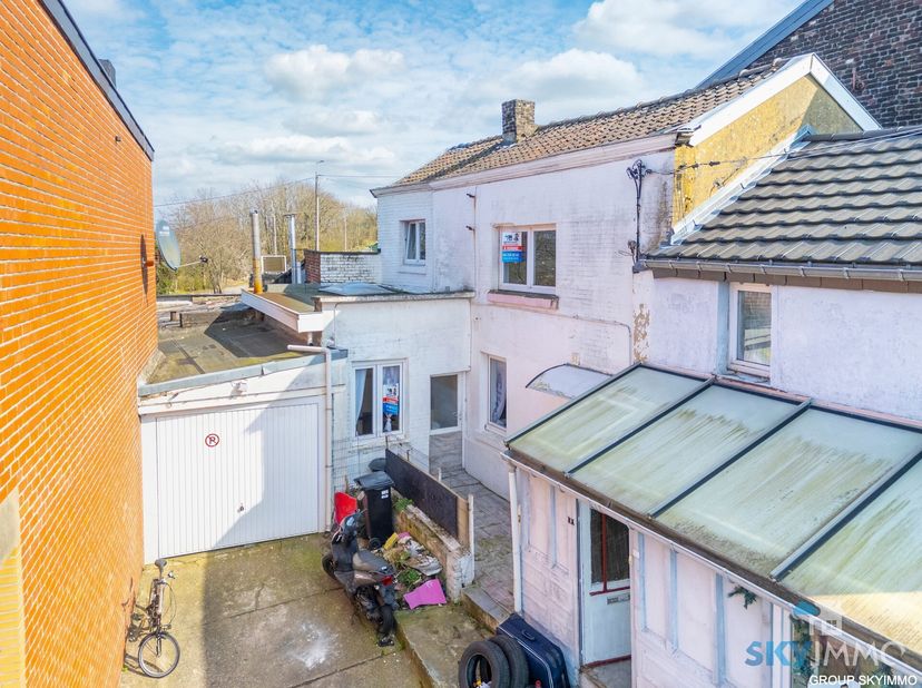 L&#039;agence SKYIMMO vous propose cette charmante maison à Ougrée composée de :&lt;br /&gt;
AU RDC : Salon (17) Salle a manger (12) - Cuisine (12) - Salle de ba