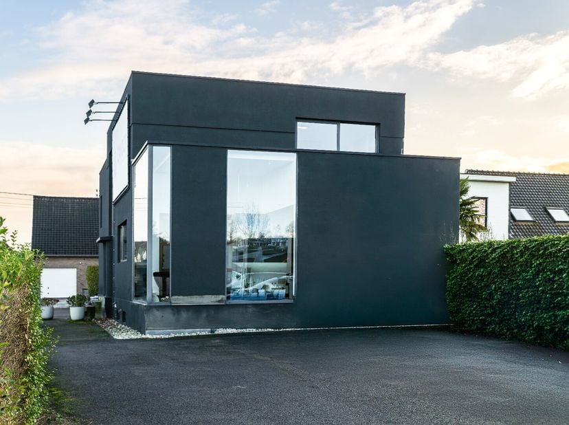 Dit handelspand van 300m², gelegen op een toplocatie, biedt een goede zichtbaarheid en een inspirerende werkomgeving met een prachtig uitzicht op een