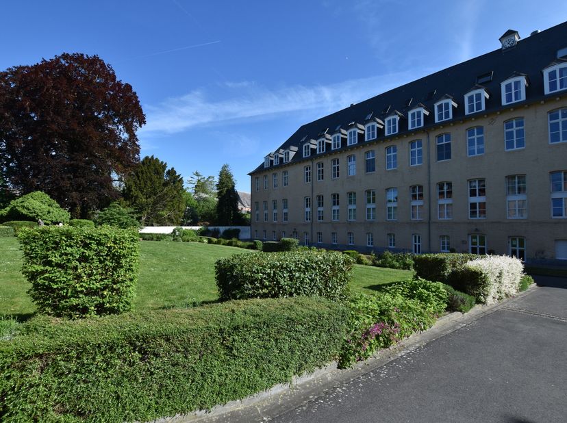 Situation:&lt;br /&gt;
 C&#039;est en plein centre d&#039;Enghien, à proximité de toutes les commodités (écoles, gare, commerces,...) que vous retrouvez la &quot;Résidence