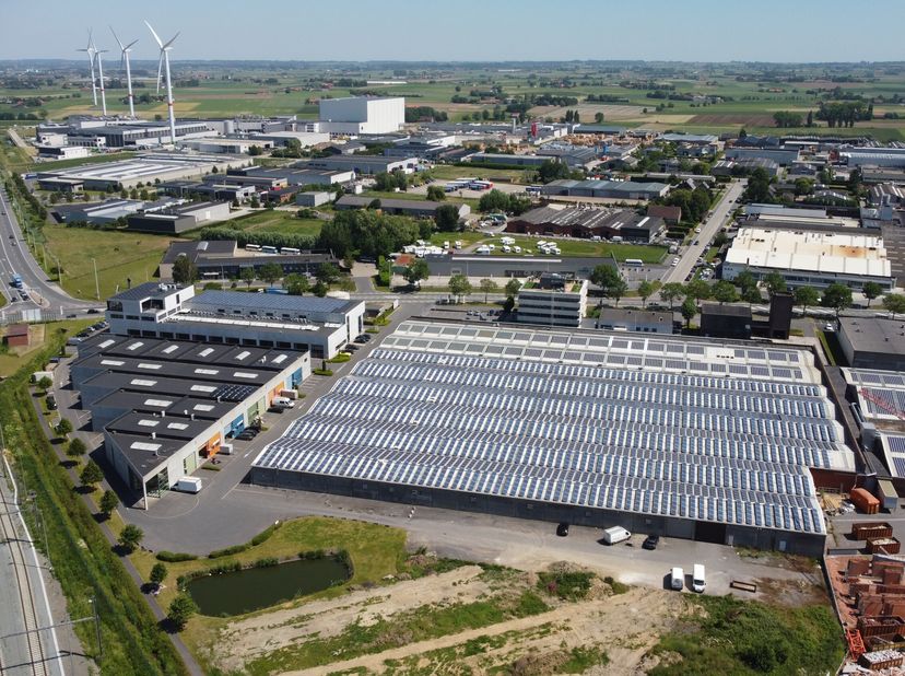 Entrepôt d&#039;environ 300 m² à louer à Poperinge. Le bâtiment est situé à proximité de différentes routes d&#039;accès et du centre de Poperinge. &lt;br /&gt;
Spéci