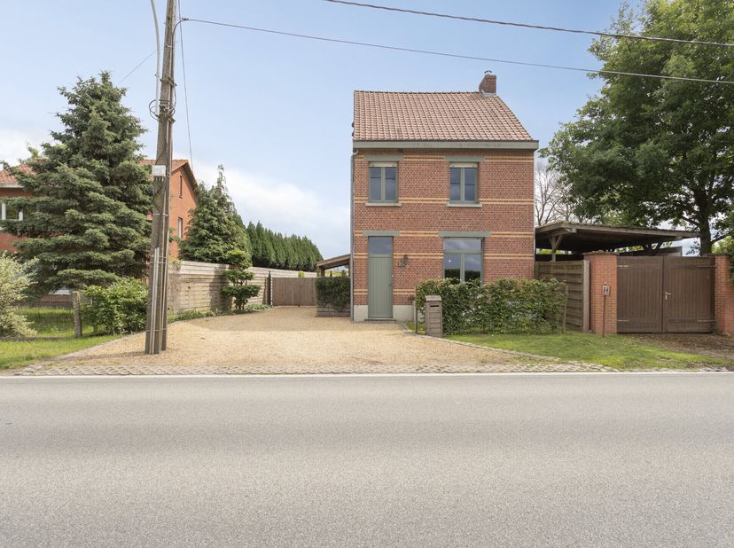 We betreden de woning via de inkomhal die voorzien is van een apart gastentoilet.&lt;br /&gt;
Vervolgens kom je terecht in een ruime en lichtrijke leefruimt