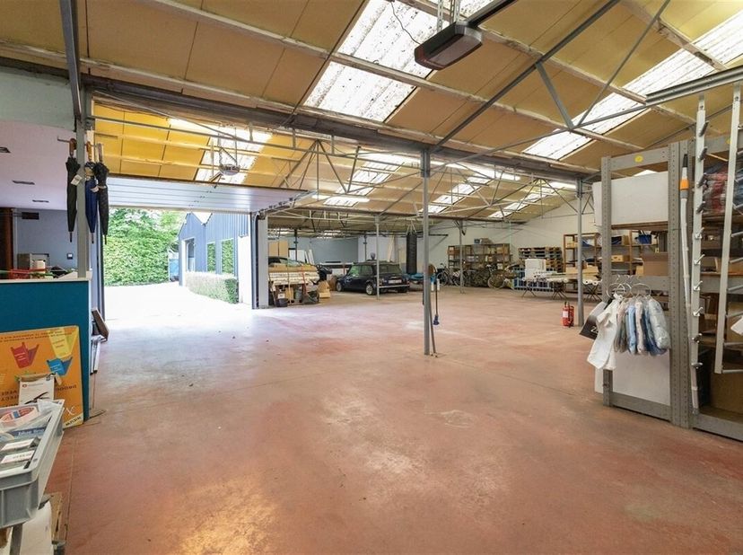Nous vous proposons cette résidence superbement située avec deux espaces de vie et un entrepôt (deux appartements, maison kangourou ou salle d&#039;entraîn