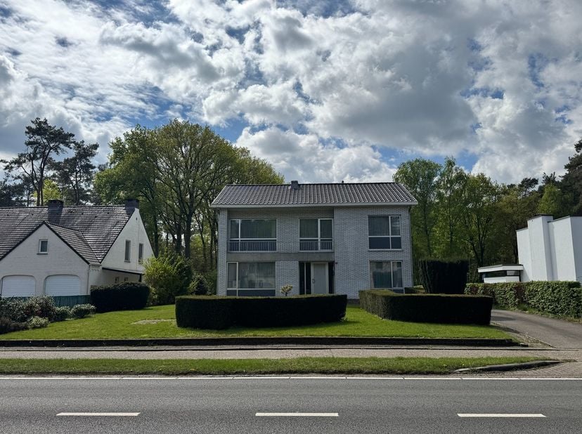 Ben je op zoek naar een woning met veel ruimte, een prachtige groene tuin en eindeloze mogelijkheden? Dan is deze charmante woning in de Hoogstraat 87