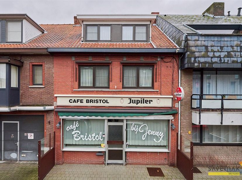 Handelsruimte met woonst 254m2 4 sk centrum Leopoldsburg&lt;br /&gt;
Ideaal gelegen in het centrum van Leopoldsburg, op de wekelijkse markt, ligt deze grote