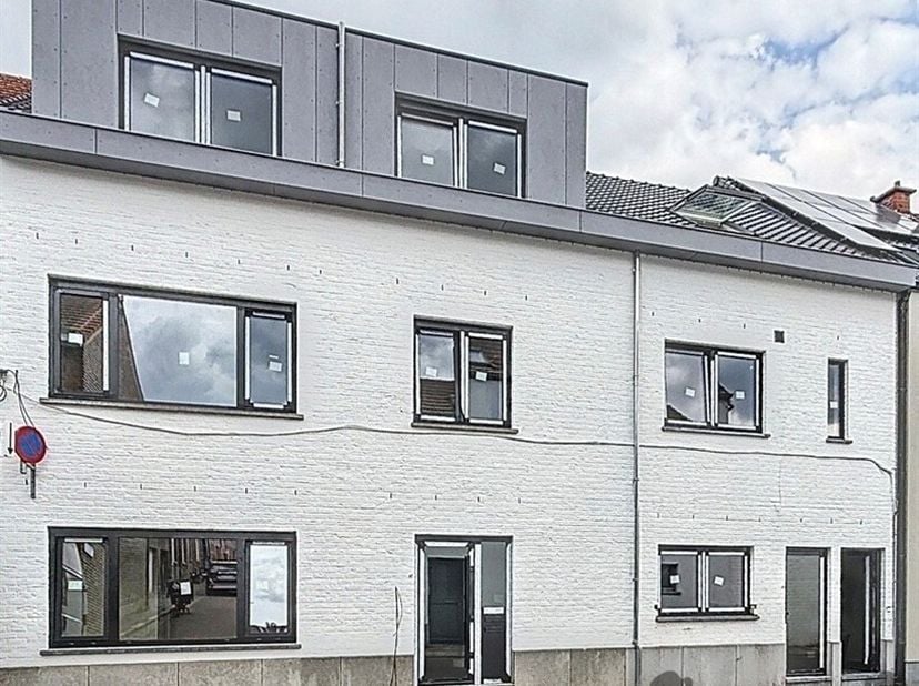 Welkom in deze luxe studentenkamer in het hart van Heverlee, ideaal voor wie op zoek naar een combinatie van rust en studeren. Deze ruime studentenkam