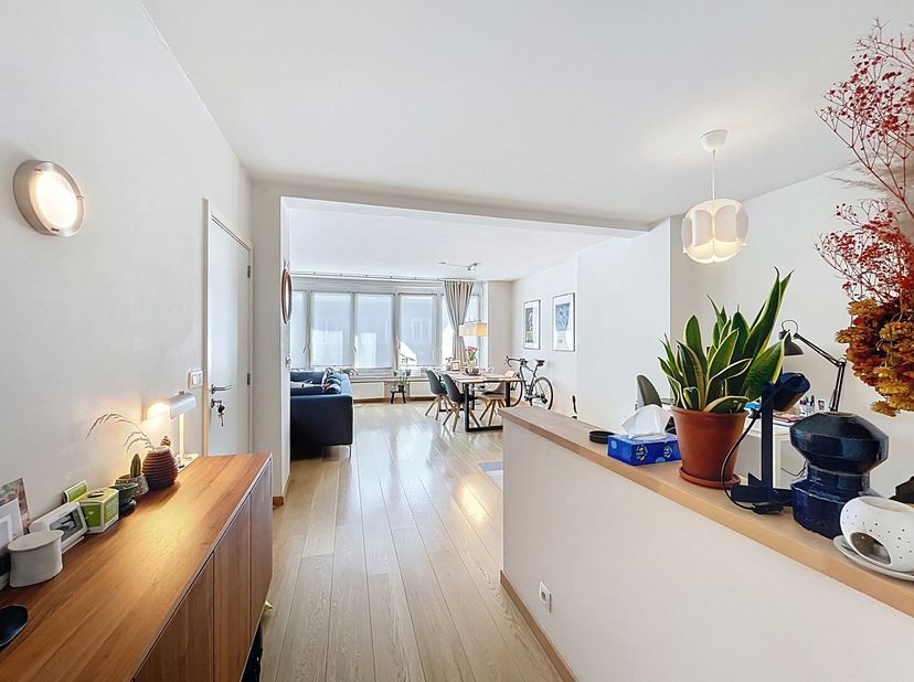 Quartier Pétillon, dans une rue calme, au 2ER étage dun petit immeuble, superbe appartement une chambre de ± 80m². Composition : spacieux et lumineux