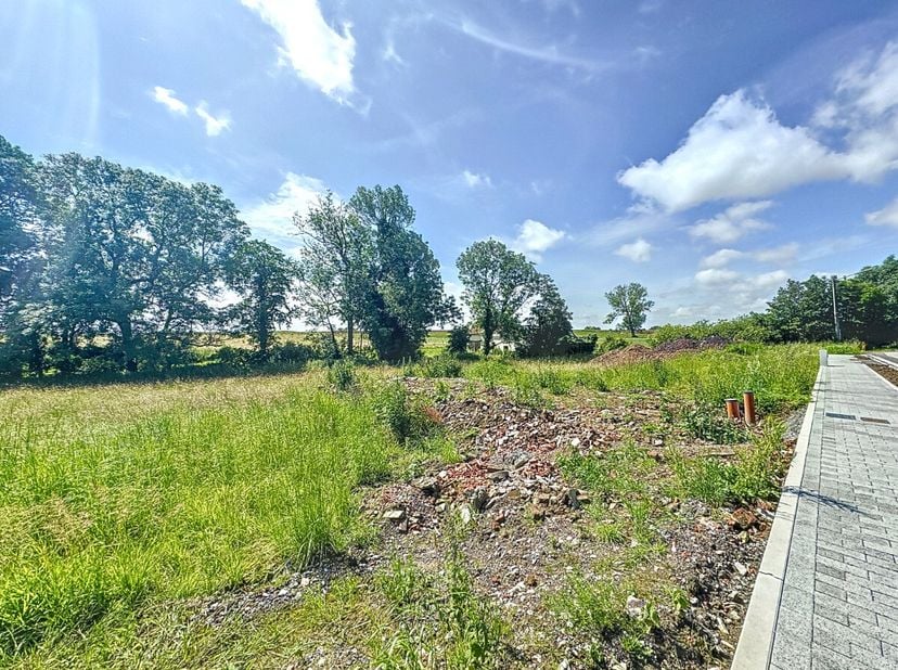 Vous recherchez une parcelle de terrain constructible idéalement située à Rebaix ? ERA Welchome vous la trouvée ! La parcelle vous offre une superfici