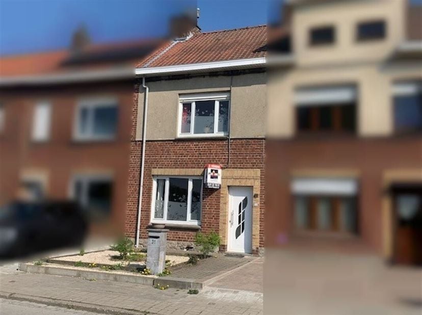 Agréable maison mitoyenne avec jardin et accès arrière idéalement située proche du centre-ville, de la gare et des axes routiers.&lt;br /&gt;
Ce bien offran