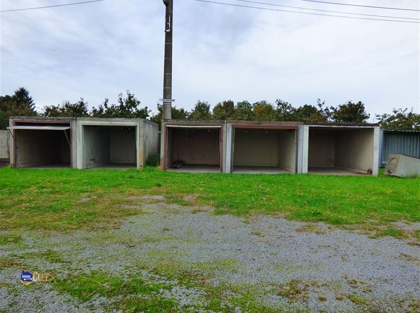 Staanplaatsen te huur aan de rand van de Stad Sint-Truiden.  Dit voor voertuigen, caravans, mobile home, boten, lichte vrachtwagens,....... Elk voorst