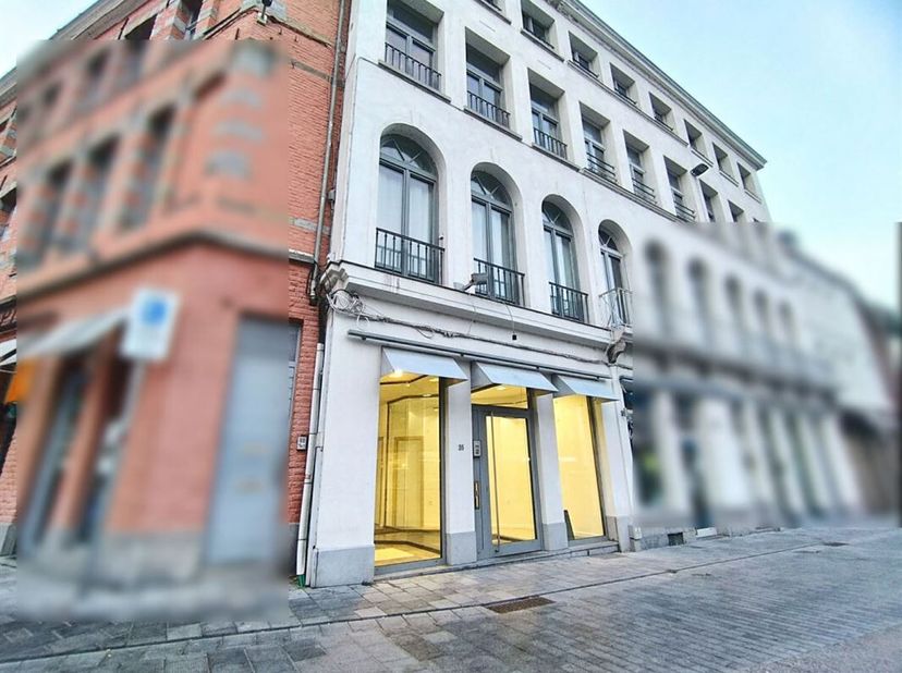 Schitterende winkelruimte van ongeveer 70 m² met een uitstekende zichtbaarheid op een steenworp afstand van het voetgangersgebied. Talrijke ontwikkeli