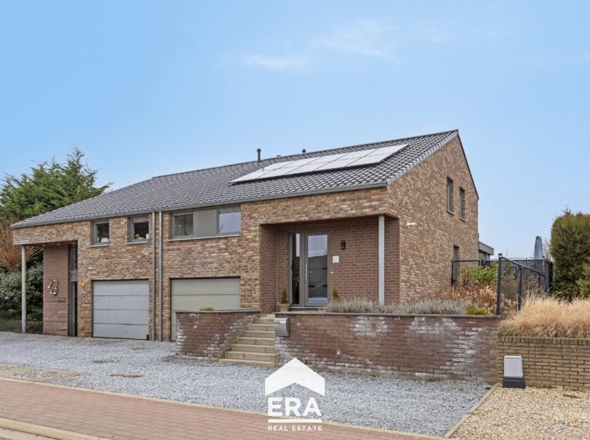 Deze moderne split-level woning in het hart van Wijshagen (Oudsbergen) is de ideale plek voor wie op zoek is naar ruimte, comfort en een groene omgevi
