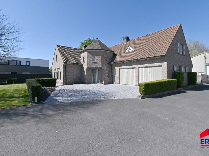 Te midden van het prachtige landelijke Lievegem, op een uniek perceel van maar liefst 13.220 m², presenteren wij u deze sublieme, instapklare villa me