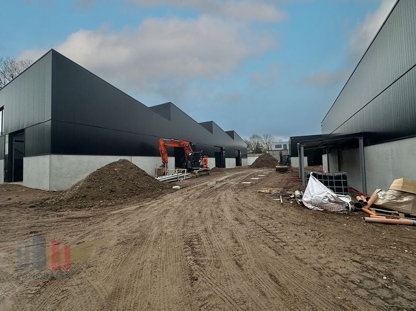Nieuwbouw KMO-unit met een oppervlakte van 540 m² te koop op de ex-site van houtdrogerij Maertens langs de Gauwelstraat te Zwevegem. De casco opslagru