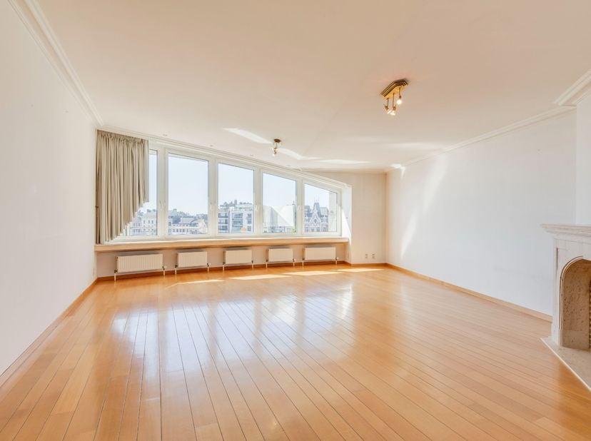 Mooi en ruim appartement met een panoramisch uitzicht op de Grote Markt van Sint-Niklaas.&lt;br /&gt;
&lt;br /&gt;
Je komt het appartement binnen via de ruime ink