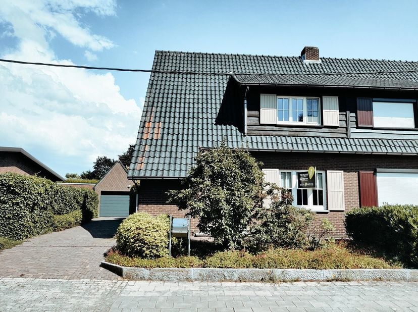 Maison à louer
                    à 2400 Mol