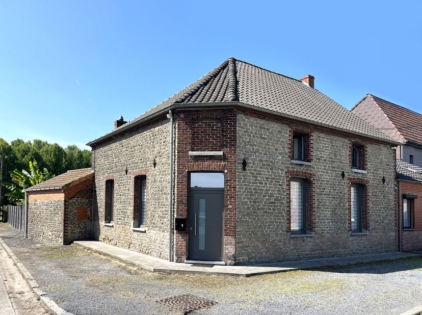 Ontdek deze ruime woning van 160m² bewoonbare oppervlakte die comfort en moderniteit combineert! Geniet van een prachtig terras en een zuidgerichte tu