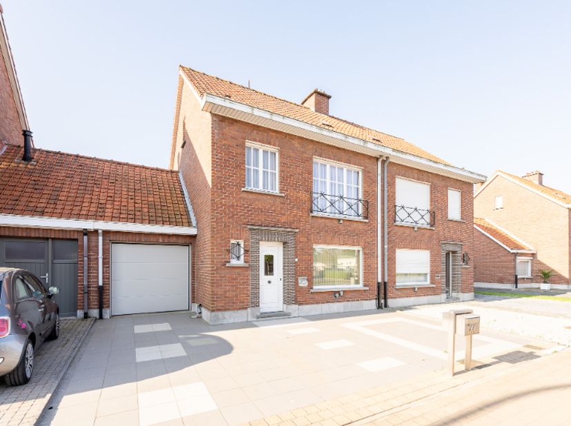Ben je op zoek naar een woning met veel ruimte en een gunstige ligging? Deze charmante woning in Ingelmunster is perfect voor gezinnen en ligt op wand