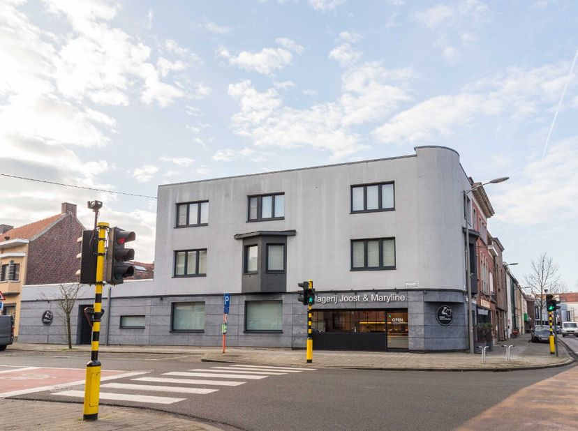 Kortrijk: Ruim handelshuis in het centrum van KortrijkDeze handelsruimte met woonst heeft een oppervlakte van 541m². Door zijn centrale ligging op een