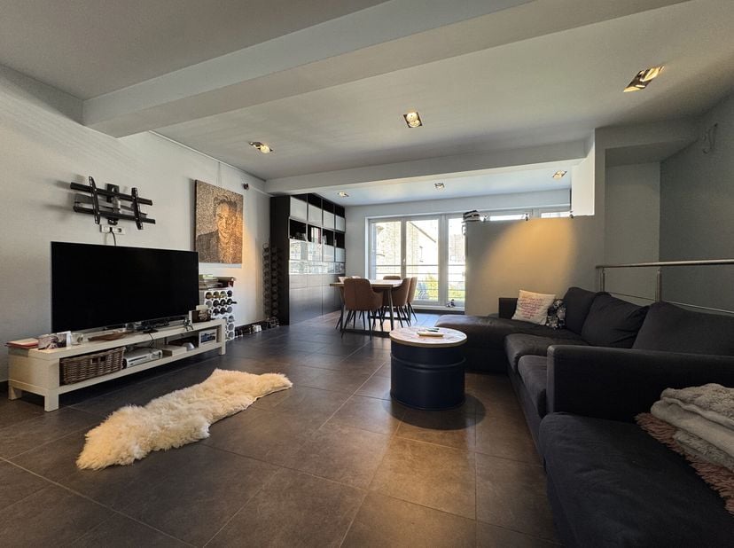 Prachtig duplex appartement in loftstijl van 150m2 op de eerste verdieping in een gebouw met lift! Dit appartement bestaat uit een inkomhal, apart toi