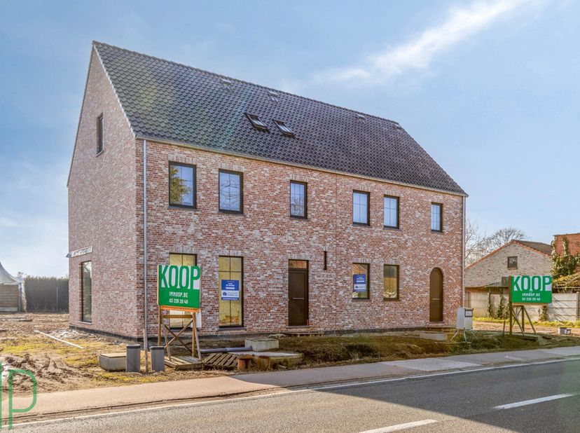 Kwalitatieve HOB nieuwbouwwoning in een landelijke omgeving.&lt;br /&gt;
De woning wordt opgericht met gebruik van duurzame materialen in een tijdloze uitst