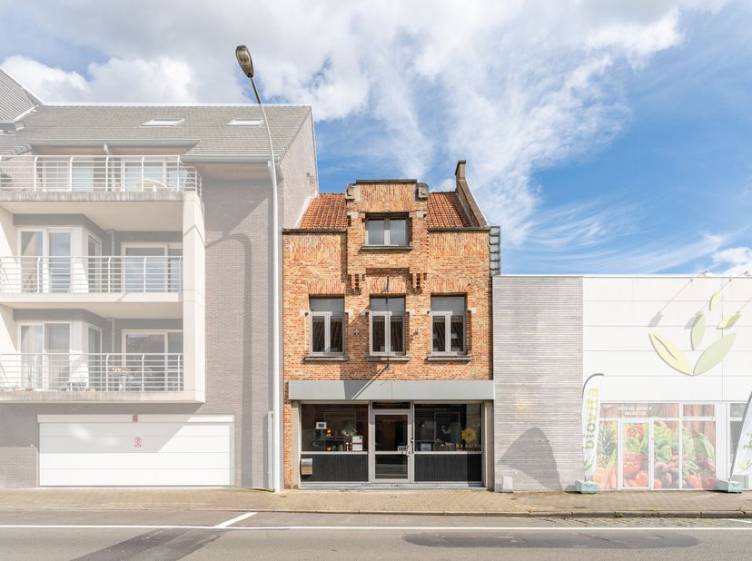 Cette propriété est à vendre dans un emplacement commercial à proximité du centre de Roulers, avec l&#039;aménagement actuel d&#039;un institut de bien-être, de