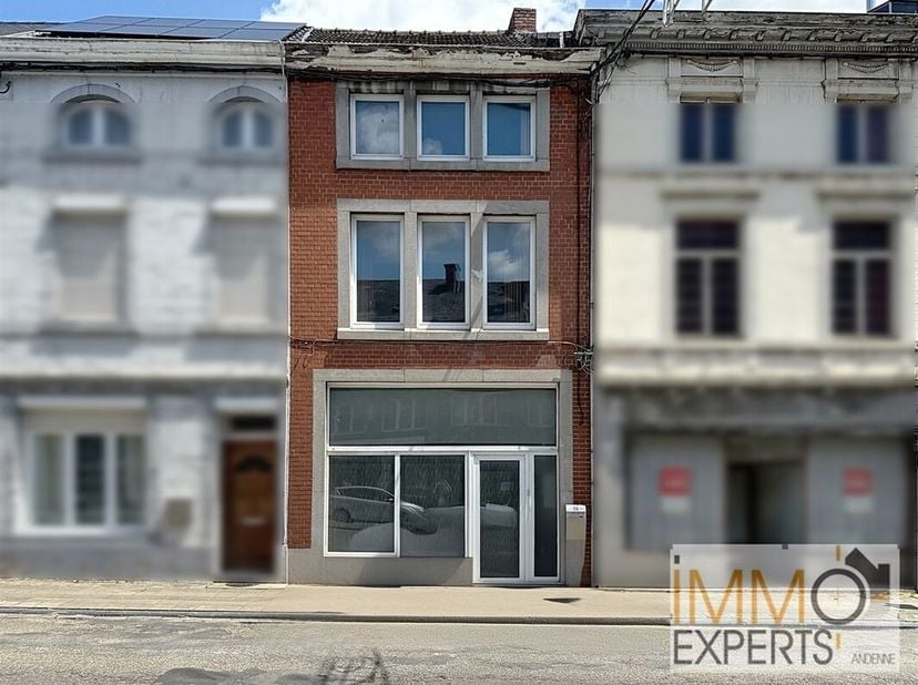Le bureau Immexperts vous présente : Cette maison de 140 m², située dans l&#039;hyper centre d&#039;Andenne, est composée comme suit:&lt;br /&gt;
 Sous-sol : 4 caves.