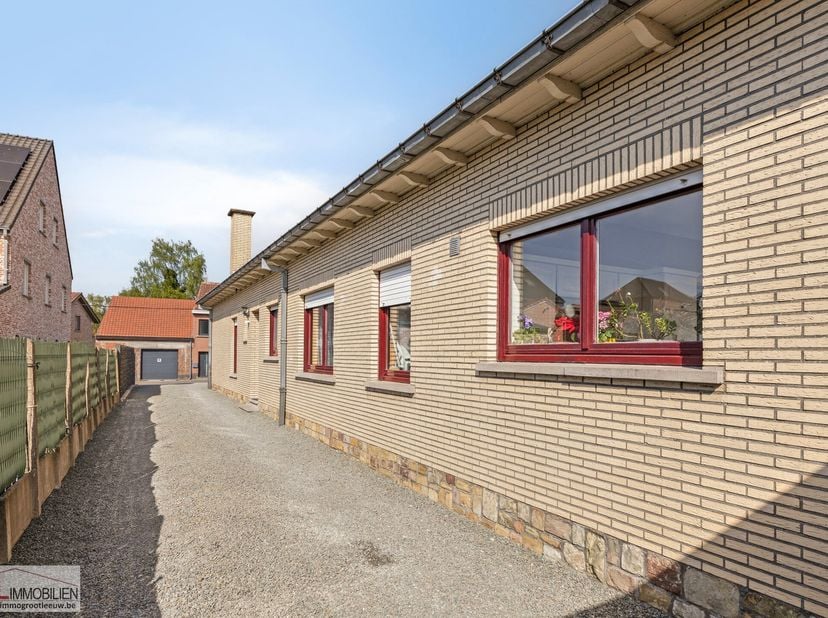 Immo Groot Leeuw vous présente ce charmant bungalow bien entretenu, qui est situé dans une rue paisible, à distance de marche des commerces, des école
