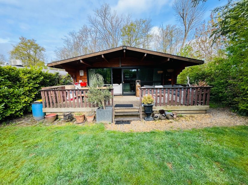Grâce à la belle intérieur en bois, vous vous sentiez à la maison le moment que vous entrez. Avec le jardin paisible, c&#039;est un edroit idéal pour se dé