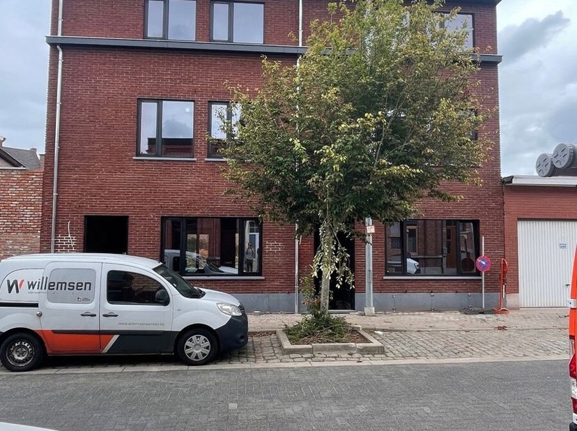 Schitterende nieuwbouw eengezinswoning met een bewoonbare oppervlakte van maar liefst 235 m² !&lt;br /&gt;
Op het gelijkvloers een schitterende leefkeuken m