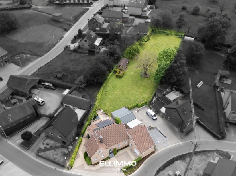 Charmante, instapklare gezinswoning op een schitterend perceel van maar liefst 27are en dit helemaal op het zuiden! Deze woning combineert tijdloze ch