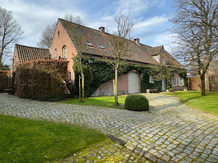 Charmante, te renoveren villa gelegen op de grens van Schilde, in residentiele en kindvriendelijke wijk Den Drijhoek, op 2.325m² zuid-west georienteer