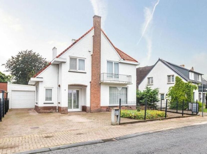 Te renoveren vrijstaande woning op een toplocatie te Vrasene!  U betreedt de woning via de inkomhal met gastentoilet die u toegang geeft tot de woonka