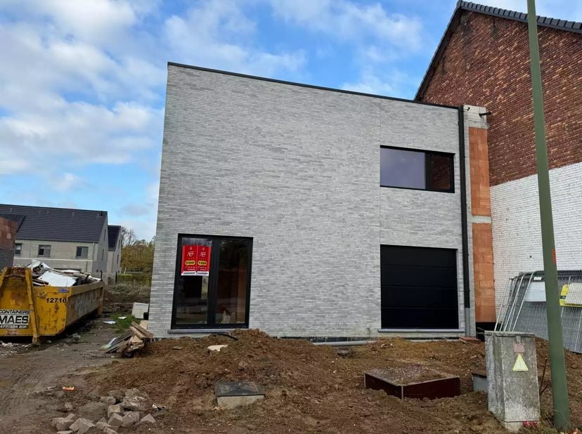 LIVRAISON MARS/AVRIL 2025 ! Cette maison unique avec une largeur de façade de 8,64m est située sur 4a 86ca et est super calmement située dans une rue