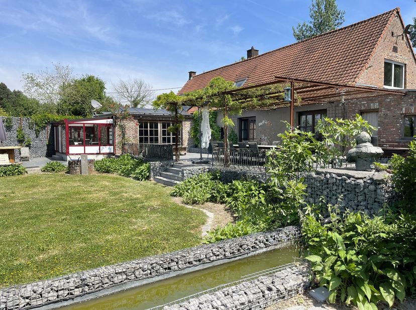 Découvrez cette charmante propriété de 215 m² sur un terrain de 83 ares entièrement clôturé, un havre de paix pour les amoureux de la nature et des an