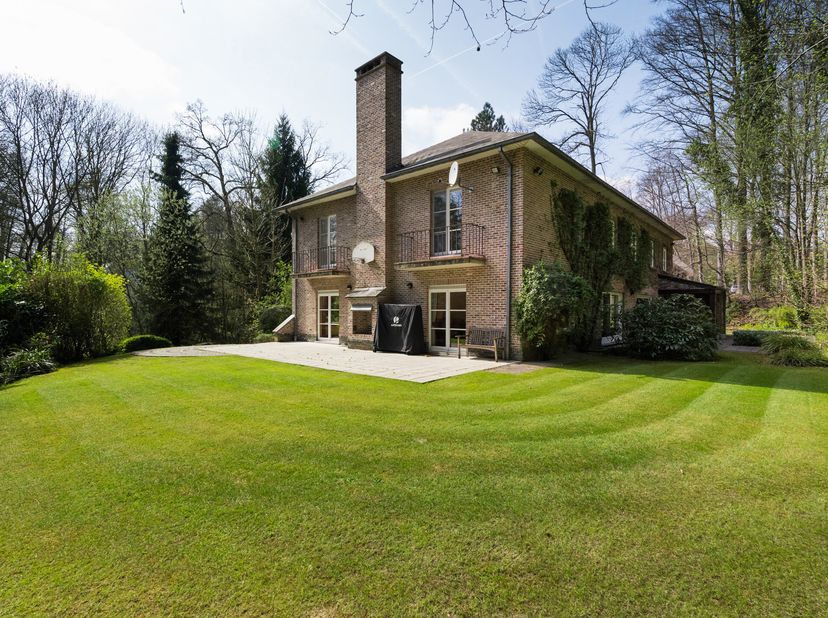 Nichée au cur du très prisé Bois de Moorsel, à deux pas des écoles internationales, cette élégante villa à rénover, bâtie en 1989 et de ± 475 m² de su