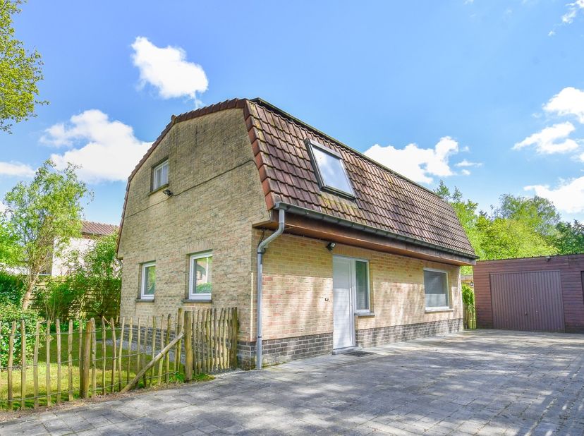 EEN OP TE FRISSEN WONING&lt;br /&gt;
Deze  vrijstaande woning is gelegen in Wingene/Hertsberge en is omgeven door het groen en de bossen van het Vagevuurbos