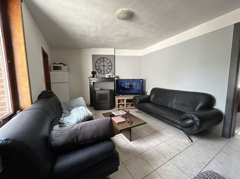 Maison mitoyenne de 76m² sise dans une rue paisible de Péruwelz. &lt;br /&gt;
Le bien comprend au rez-de-chaussée : un salon, une salle à manger, une cuisin
