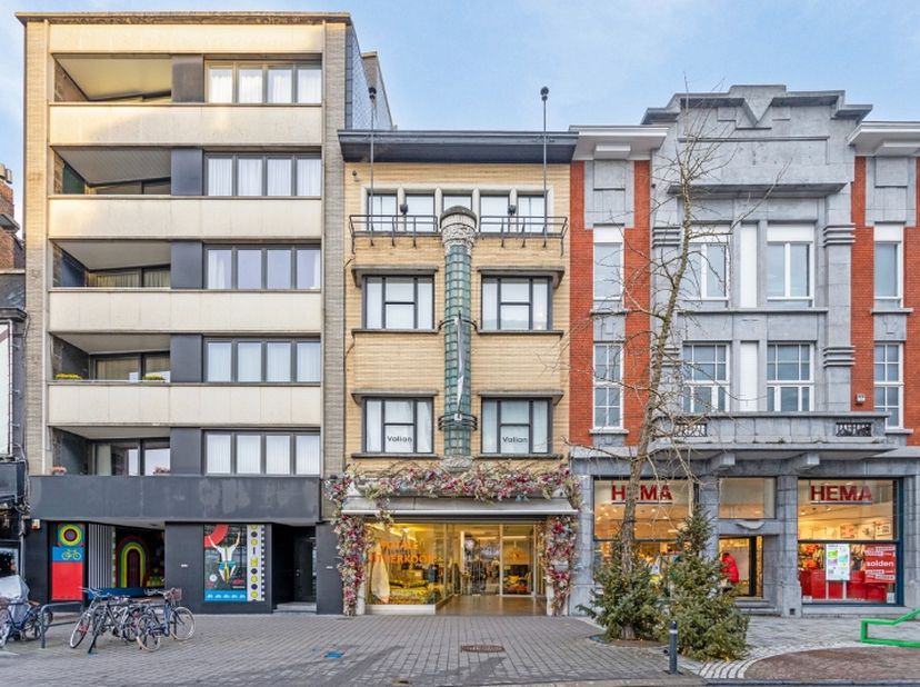 Bent u op zoek naar een commercieel pand te huur in het bruisende centrum van Roeselare?&lt;br /&gt;
Dit schitterende pand biedt een uitstekende zichtbaarhe