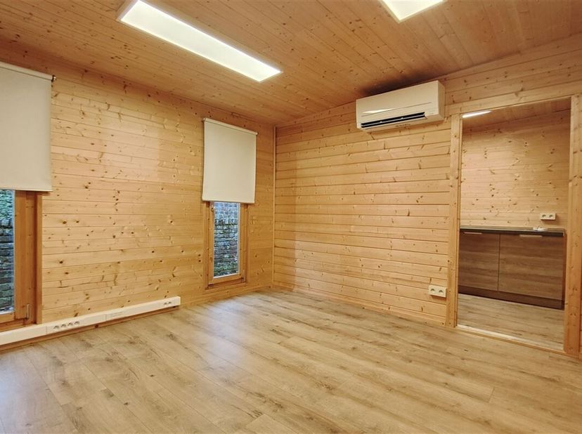 Sur un axe passant à la chaussée de Renaix, HENRO-IMMO vous propose deux bureaux à louer.&lt;br /&gt;
Comprenant en commun ; un hall d&#039;entrée , une salle d&#039;
