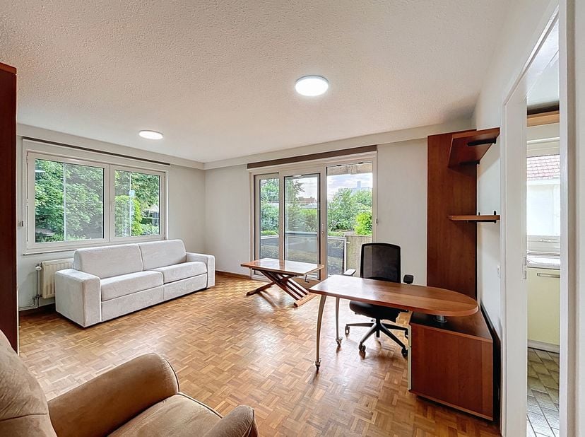 Quartier Herrmann Debroux, à deux pas du Rouge-Cloître et du Parc Seny, au 3E étage dun petit immeuble avec ascenseur, superbe appartement MEUBLÉ une