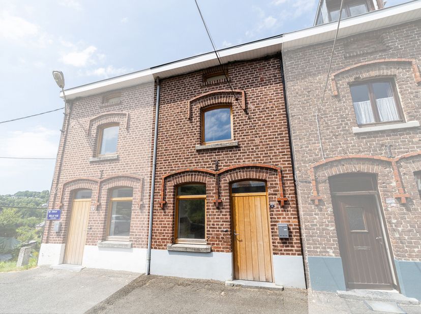! SOUS OPTION ! L&#039;agence Antoine Immobilier de Stavelot vous propose à la vente cette charmante petite maison proche du centre de Stavelot. Entièremen