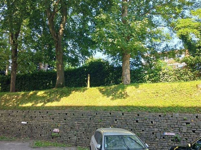 MONTJOIE / UCCLE : emplacement/parking extérieur, non couvert (NB : deux sont disponibles donc = 36.000€ pour la paire). Accès : via l&#039;avenue Montjoie