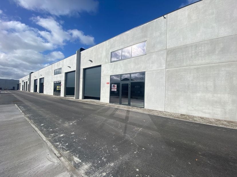 Uitermate goed gelegen nieuwbouw KMO-unit met een oppervlakte van 303 m² te huur op amper 450 m van de E40, op- en afrit 6B Jabbeke.&lt;br /&gt;
De nieuwbou