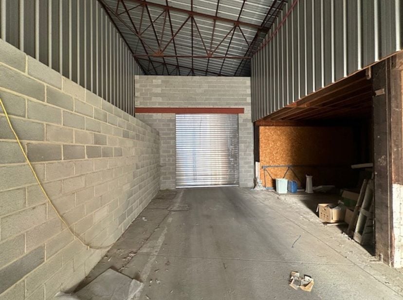Entrepôt de 82 m² à usage de stockage ou entreposage d&#039;automobiles situé à proximité de l&#039;autoroute et de l&#039;aéroport de Bierset dans un site sécurisé