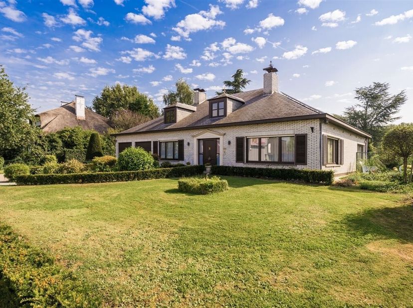Ruime villa met uitstekende EPC-score, prachtige parktuin en tal van extras!&lt;br /&gt;
Op zoek naar een instapklare woning met ruimte, comfort én privacy?